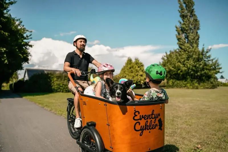 En familie på tur med en orange ladcykel fra EventyrCykler