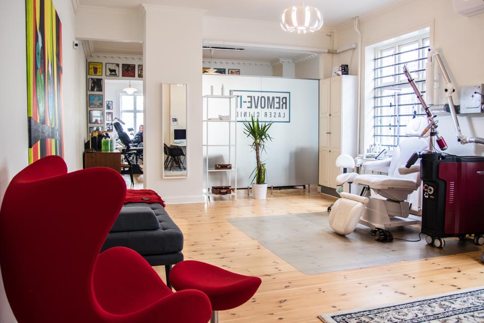 Removeits lyse klinik med rød stol og behandlingsudstyr